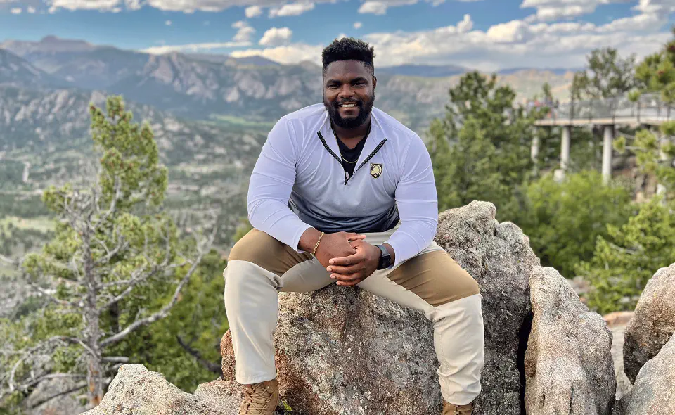 Portrait of Deonté Hill